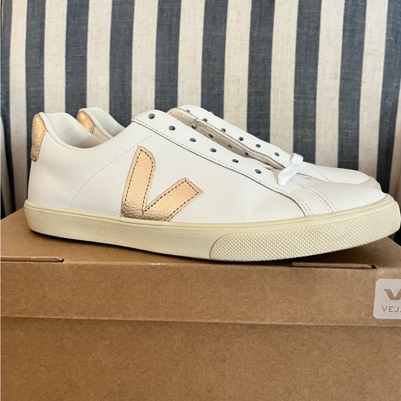 SOLD  Brand new Veja Esplar in white and gold leather. - Picture 7 of 7